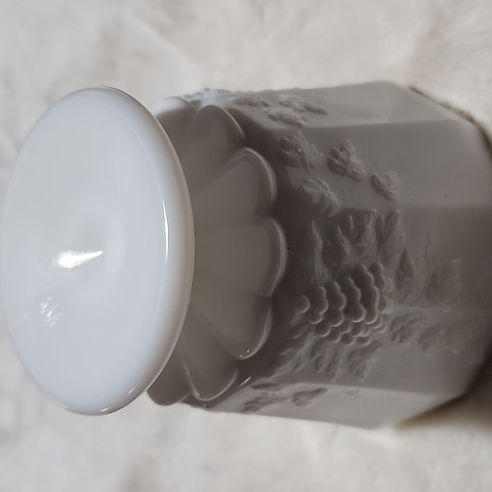 Vintage Westmoreland Paneled Grapevine White Milk Glass Decorative Vase. - Picture 3 of 5